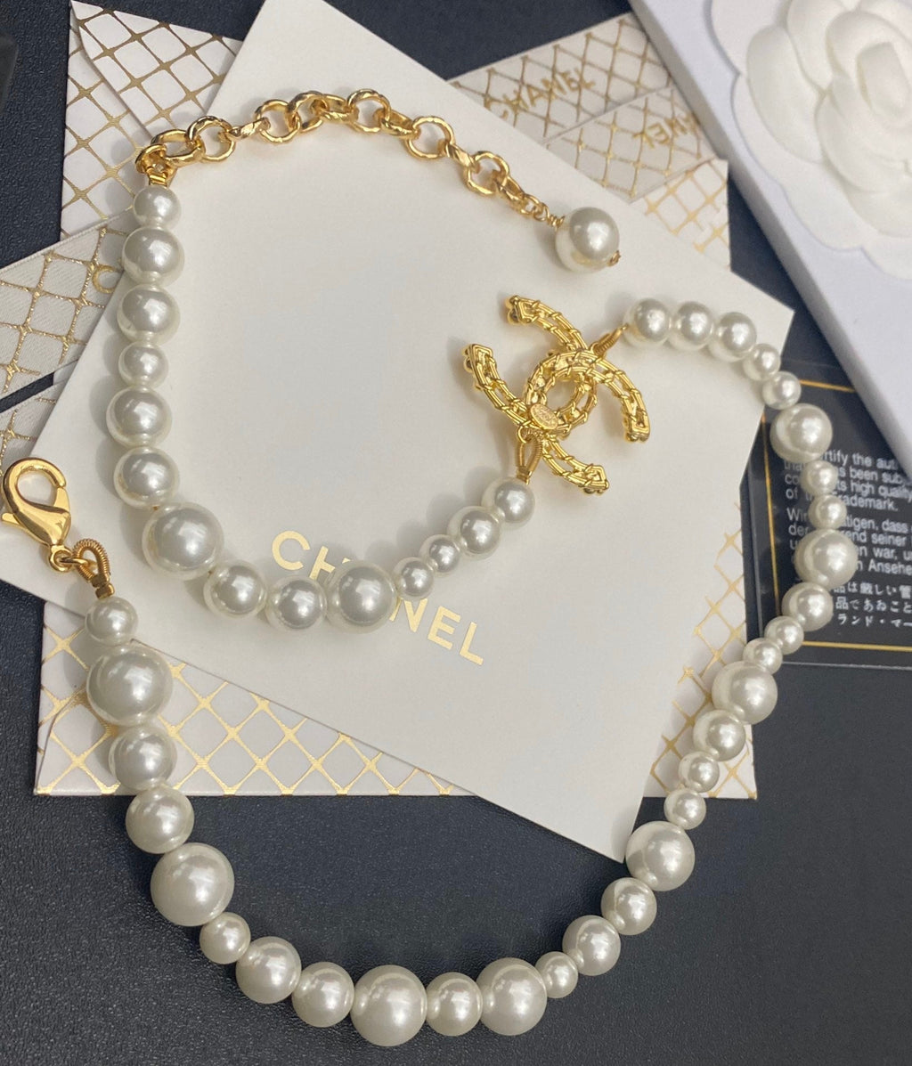 Irregular Pearl Clavicle Necklace