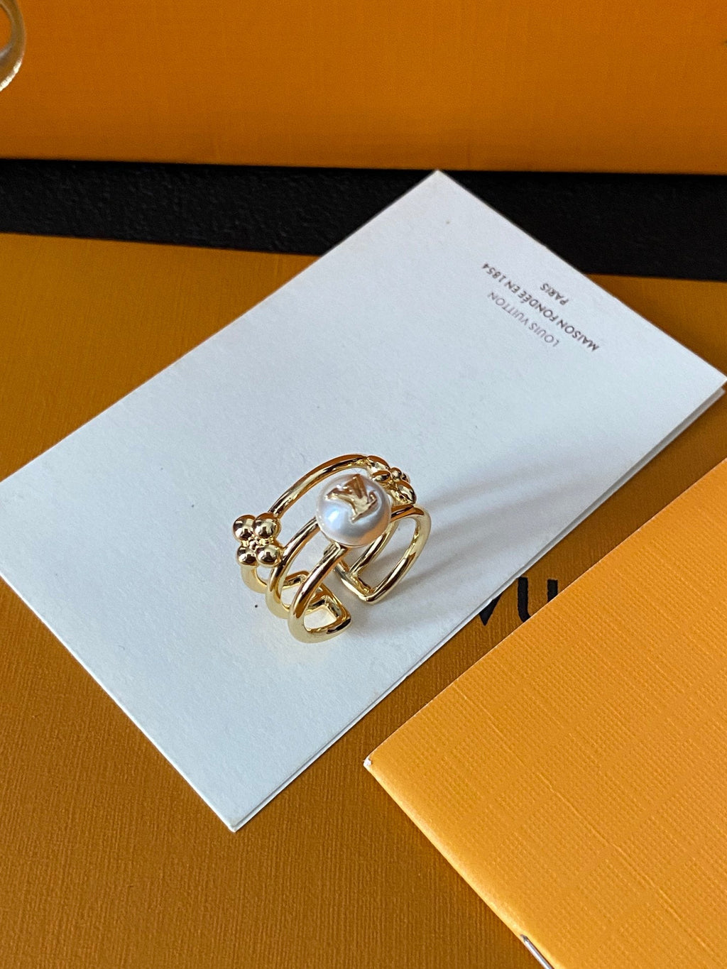 Luxurious pearl brass ring